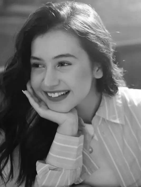 Sudah banyak jalani berbagai pemotretan, Sandrinna Michelle yang kini namanya sudah populer pun memiliki banyak penggemar. Salah satu yang banyak menuai sorotan saat ia tampil simpel dengan pose memegang pipi ini ia banyak dipuji dengan penampilan yang menggemaskan. (Liputan6.com/IG/@sandrinna_11)