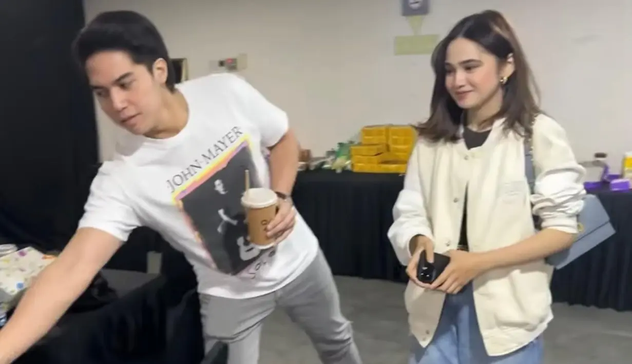 El Rumi dan Syifa Hadju dikabarkan sedang dekat. Sempat viral juga foto dan video keduanya jalan bersama mulai dari kondangan hingga nonton konser Dewa 19.  [@shandypurnamasari/@elsyifa.moment/@armanfebryan].