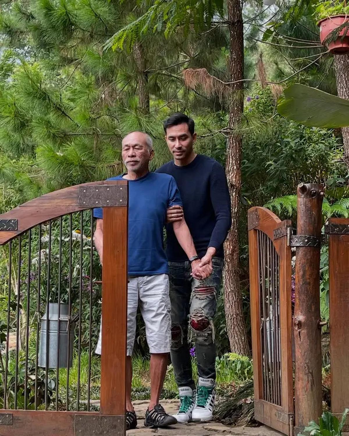 6 Potret Kenangan Darius Sinathrya dan Sang Ayah, Meninggal Saat Suami Donna Agnesia Ultah ke-40
