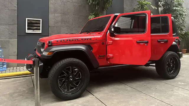 Jeep Rubicon berkelir merah yang diminta Direktur Utama Inhutani V Dicky Yuana Rady alias DIC ke  Direktur PT Paramitra Mulia Langgeng Djunaidi
