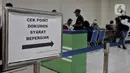 Calon penumpang menjalani pemeriksaan dokumen syarat berpergian sebelum berangkat menggunakan jasa bus antar kota antar provinsi (AKAP) di Terminal Pulo Gebang, Jakarta, Minggu (17/5/2020). (merdeka.com/Iqbal S. Nugroho)
