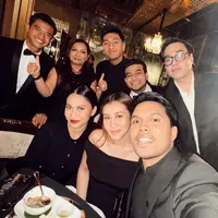 Di tengah sorotan acara peluncuran brand kecantikan, Aaliyah Massaid dan Azizah Salsha tampil kompak serba hitam untuk mendukung suami masing-masing, Thariq Halilintar dan Pratama Arhan, yang didaulat sebagai brand ambassador. [@ochiipramita/@aaliyah.massaid].