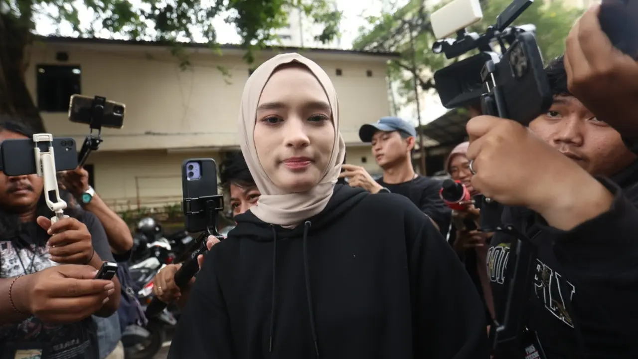 Inara Rusli dikerumuni wartawan