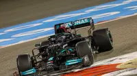 Aksi pembalap Mercedes, Lewis Hamilton, pada balapan F1 Bahrain 2021 di Sirkuit Sakhir, Minggu (28/3/2021). (AFP/Giuseppe Cacace)