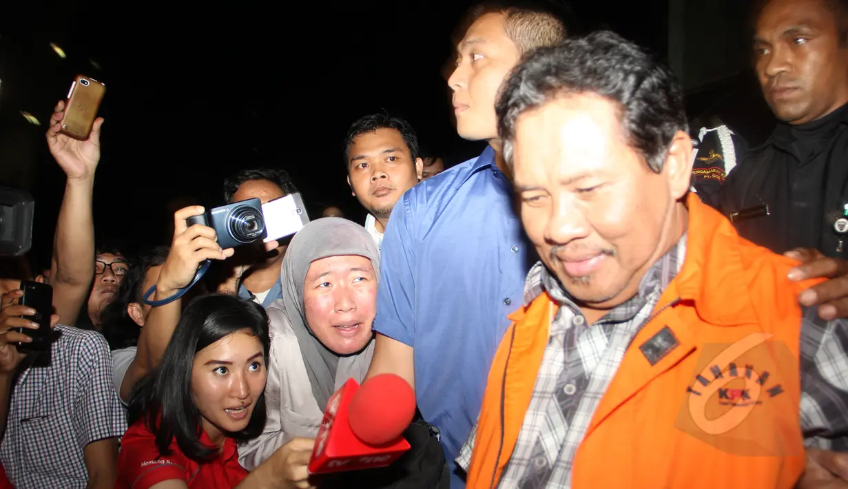 Zaini Arony tak meladeni pertanyaan wartawan usai menjalani pemeriksaan di KPK, Jakarta, selasa (17/3/2015). Ia diperiksa terkait kasus dugaan pemerasan proses permohonan izin di Lombok Barat.(Liputan6.com/Helmi Afandi)