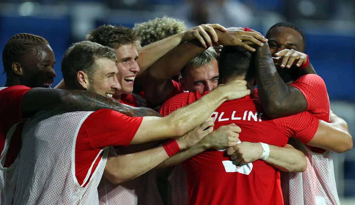 Para pemain Kanada merayakan gol kemenangan atas Jepang pada pertandingan persahabatan di Dubai, 17 November 2022. Kanada mengalahkan Jepang dengan skor 2-1. (AP Photo/Christopher Pike)
