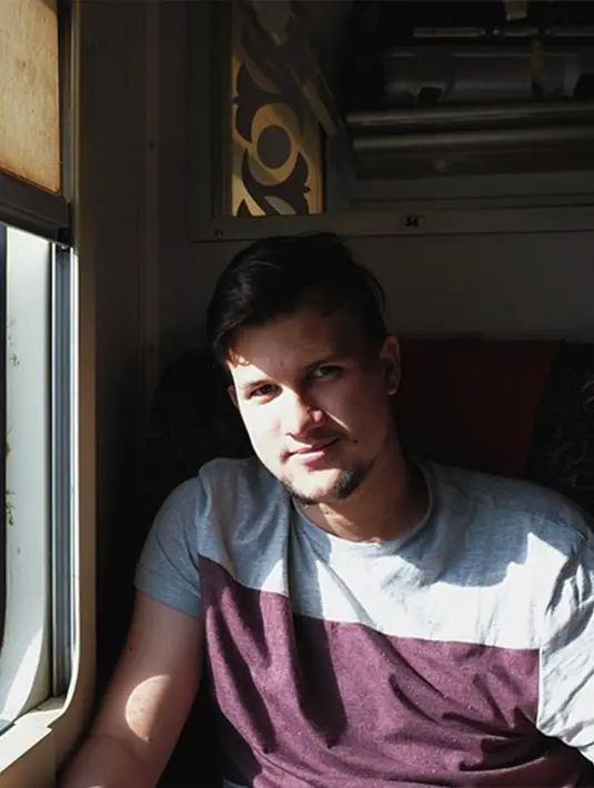 'Ya gapapa lah. Ulang tahun sama ini sama ajalah semuanya,' tutur Stuart Collin singkat di Pengadilan Agama Jakarta Selatan, Ragunan, Jakarta Selatan, Senin (28/9/2015). (Via Instagram/@Stuartcollin)