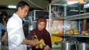 Jokowi sedang berbincang dengan salah satu pedagang makanan usai meresmikan kantin Pasar Blok G, Tanah Abang, Jakarta Pusat, Senin (14/04/2014). (Liputan6.com/Herman Zakharia)