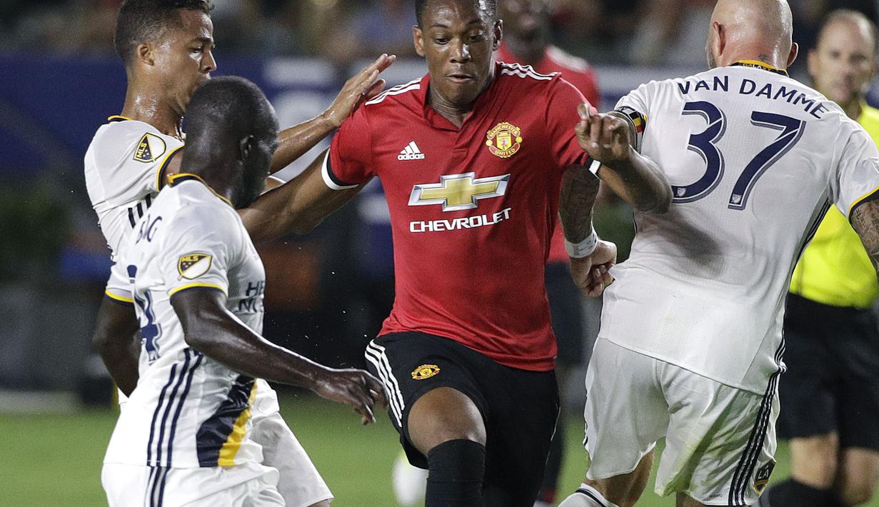 Pemain Manchester United, Anthony Martial melewati adangan para pemain LA Galaxy pada laga persahabatan di StubHub Center, California, Sabtu (15/7/2017). MU menang 5-2. (AP/Jae C. Hong)
