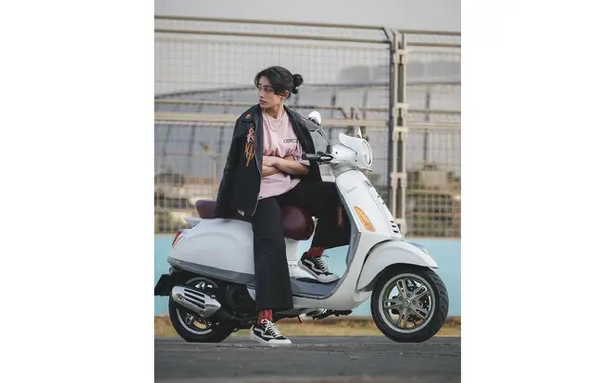 Potret Sintya Marisca Kendarai Vespa (Sumber: Instagram/sintyamarisca)
