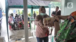 Warga membeli produk pangan bersubsidi di Food Station Cipinang, Jakarta Timur, Kamis (8/9/2022). Sembako murah atau pangan subsidi ini hanya diperuntukkan bagi pemegang Kartu Jakarta Pintar (KJP) Plus, KLJ, KAJ, KPDJ dan lainnya. (merdeka.com/Iqbal S Nugroho)