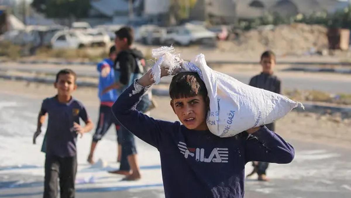 Miris, Anak-anak Pengungsi Palestina Punguti Ceceran Tepung di Jalanan