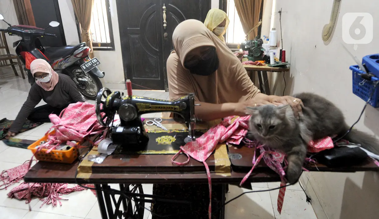Ibu-ibu PKK membuat masker kain di Desa Bojongkulur, Gunung Putri, Bogor, Jawa Barat, Kamis (9/4/2020). Kegiatan yang sudah berjalan sekitar sepekan ini melibatkan ratusan ibu-ibu PKK dengan sumber dana berasal dari kas desa dan sumbangan mandiri warga. (merdeka.com/Arie Basuki)