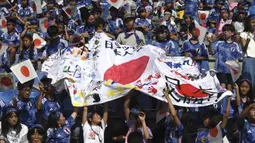 Para suporter Timnas Jepang membentangkan bendera sebelum dimulainya laga persahabatan FIFA Matchday menghadapi Timnas Turki di Luminus Arena, Genk, Belgia, Selasa (12/9/2023) malam WIB. (AP Photo/Frederic Sierakowski)