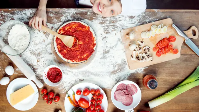 Ilustrasi Anak, Remaja, Makan, dan Makanan Pedas (iStockphoto)