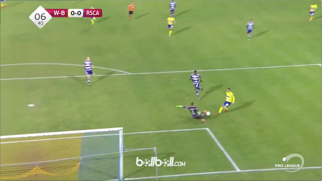 Lolos Jebakan Off-Side, Striker Ini Malah Gagal Cetak Gol Indah