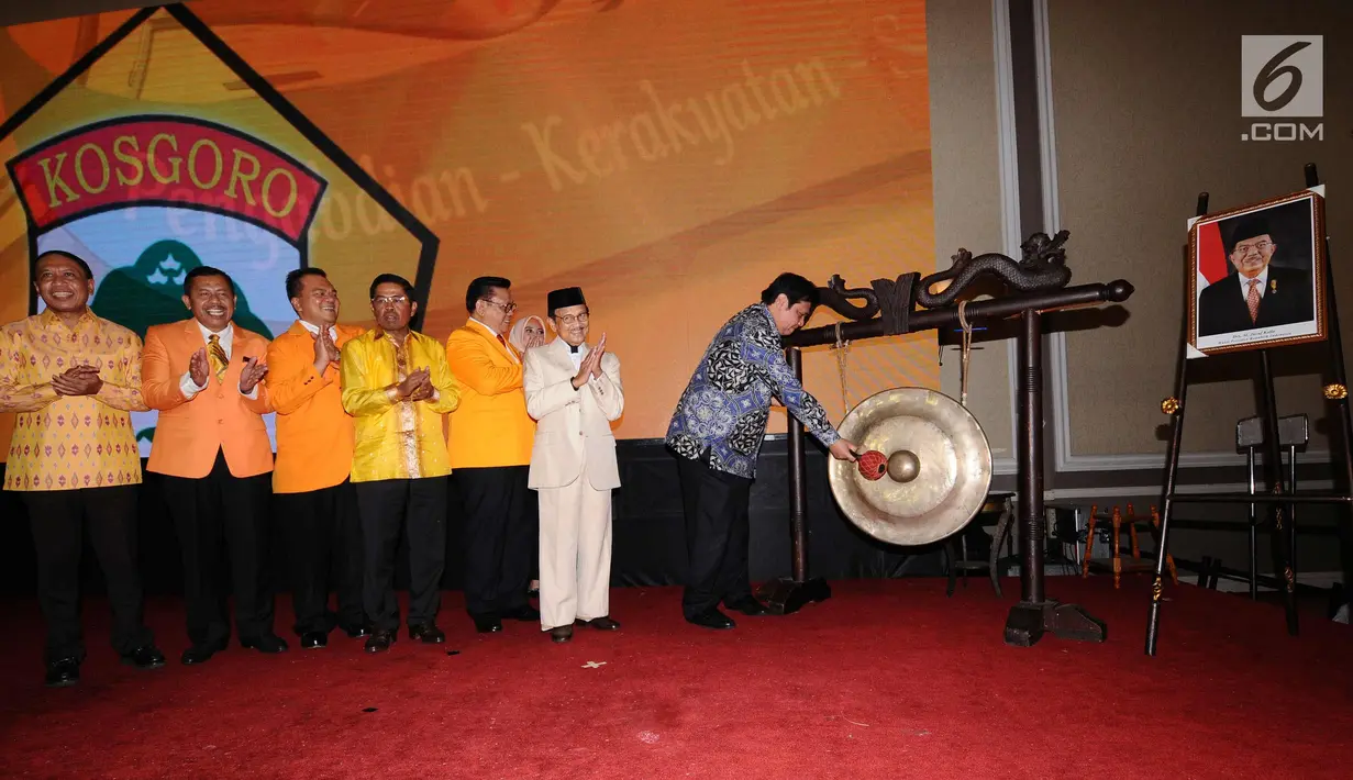 Menteri Perindustrian RI Airlangga Hartarto (kanan) memukul gong tanda dibukanya Mukernas Kosgoro 1957 di Jakarta, Selasa (12/12). Acara pembukaan juga dihadiri Ketua Dewan Kehormatan Partai Golkar, BJ Habibie. (Liputan6.com/Helmi Fithriansyah)
