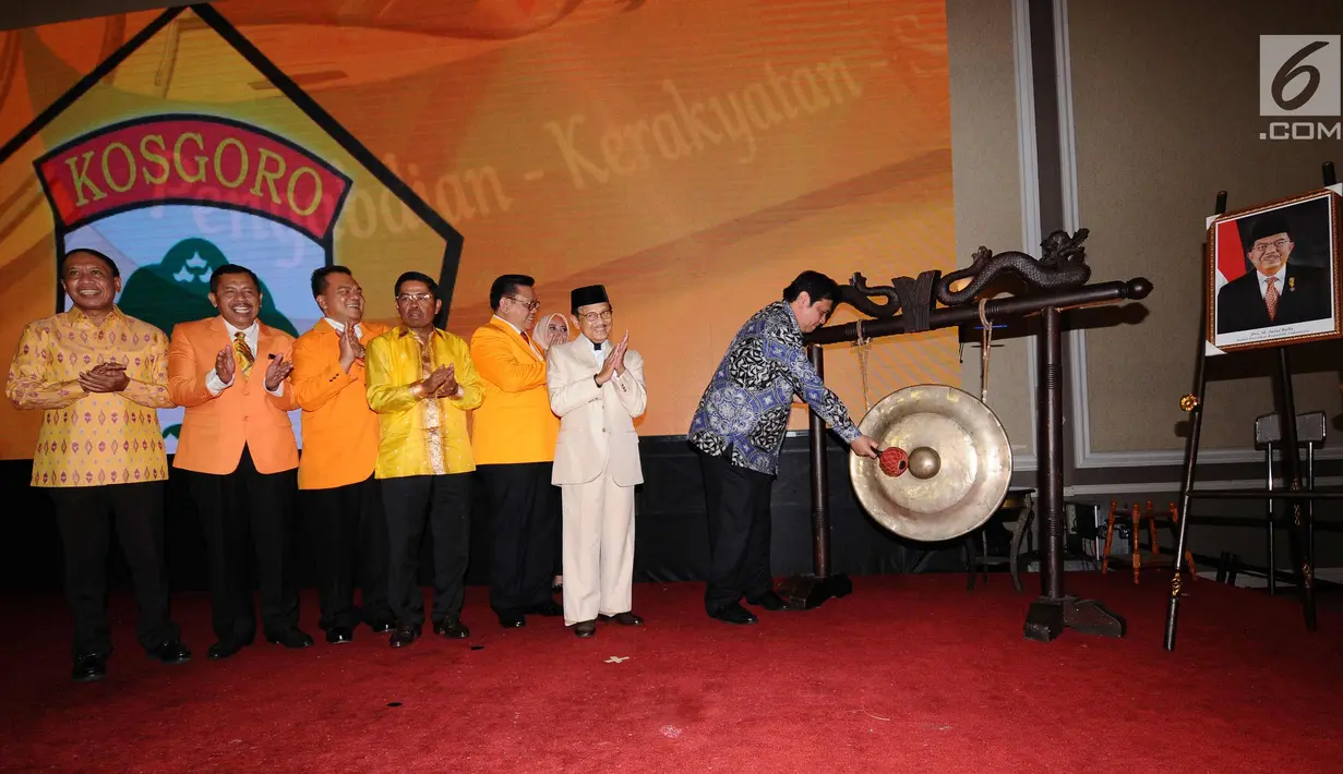 Menteri Perindustrian RI Airlangga Hartarto (kanan) memukul gong tanda dibukanya Mukernas Kosgoro 1957 di Jakarta, Selasa (12/12). Acara pembukaan juga dihadiri Ketua Dewan Kehormatan Partai Golkar, BJ Habibie. (Liputan6.com/Helmi Fithriansyah)