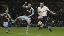 Bek Burnley, Connor Roberts (kanan) berebut bola dengan bek Tottenham Hotspur, Pierre-Emile Hojbjerg pada pertandingan lanjutan Liga Inggris di Stadion Turf Moor, Inggris, Kamis (24/2/2022). Burnley menang tipis atas Tottenham 1-0. (Ian Hodgson/PA via AP)