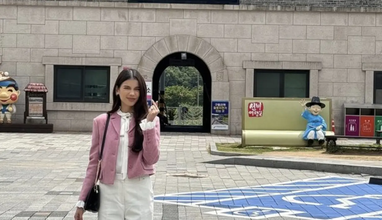 Gaya lainnya juga tampak kala ia mengenakan kemeja putih, celana putih, dan juga blazer pink. [Foto: Instagram/ Sabrina Chairunnisa]