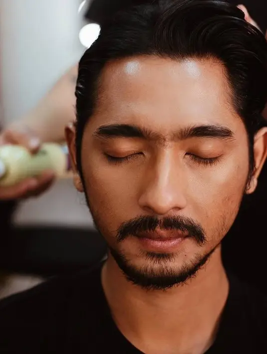 Kesan macho dan makin berkarisma ditunjukkan Arya kala kumis dan jenggotnya semakin tebal.(instagram.com/arya.saloka)