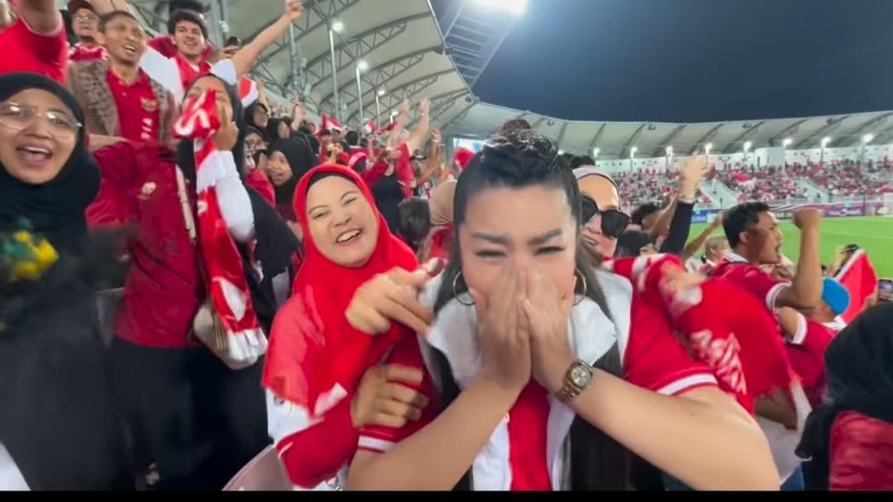 Rupanya tak hanya Fitri Carlina saja yang menangis lantaran terharu Timnas Indonesia menang. Kiky Saputri dan para netizen di Tanah Air pun ikut terharu.<br>