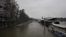 Tepian sungai Seine yang banjir di Paris, Senin (8/2/2021). Jalanan Paris dibanjiri air luapan Sungai Seine hari ini setelah banjir di seluruh Eropa menyebabkan sungai meluap. (AP Photo/Thibault Camus)