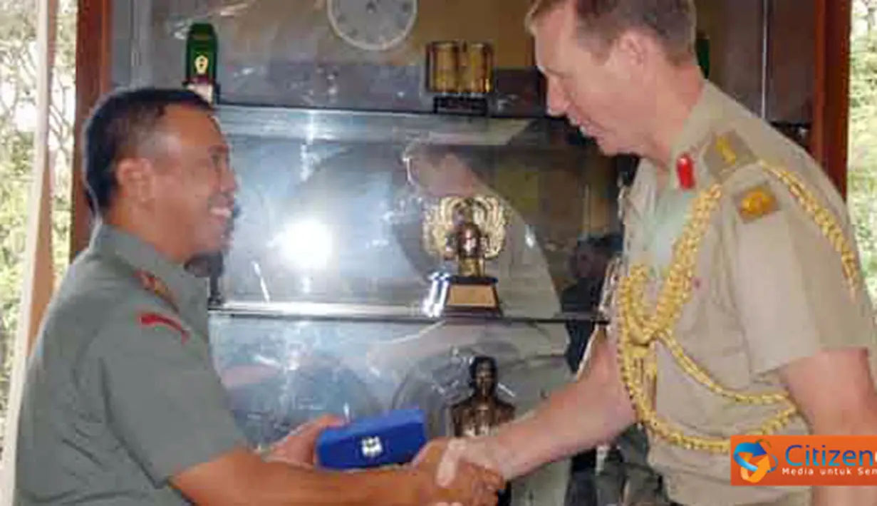 Citizen6, Bandung: Kolonel Andrew Mayfield dalam kunjungannya ke Kodam III/Siliwangi didampingi oleh Asistennya Woct Stephen Wurst. (Pengirim: Pendam3)