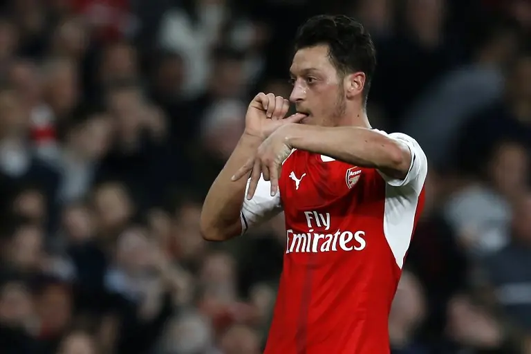 Mesut Ozil dan kawan-kawan masih berambisi mengamankan tiket ke Liga Champions musim depan. (AFP/Ian Kington)