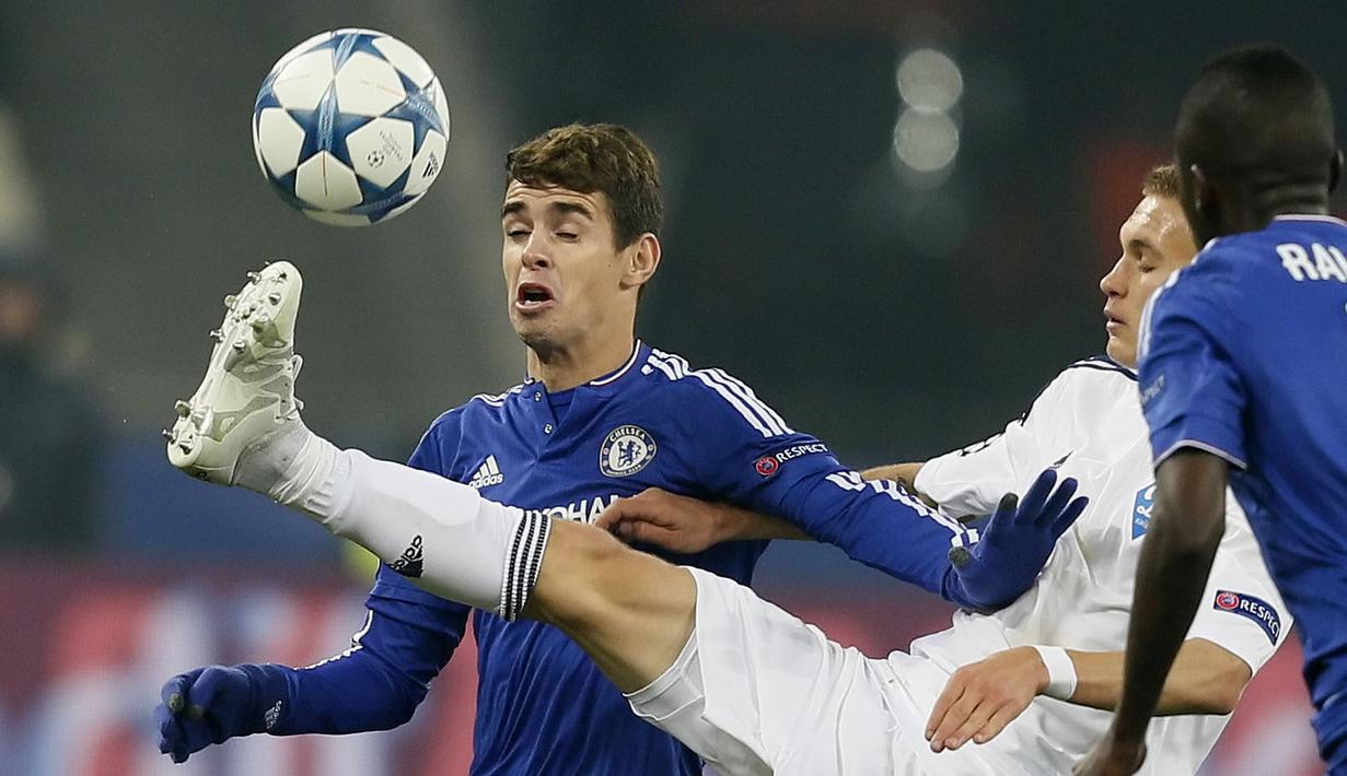 Pemain Dynamo Kiev, Vitaliy Buyalskiy (kanan), berebut bola dengan pemain Chelsea, Oscar, dalam lanjutan Grup G Liga Champions di Stadion Olympic, Kiev, Ukraina, Rabu (21/10/2015) dini hari WIB. (EPA/Sergey Dolzhenko)