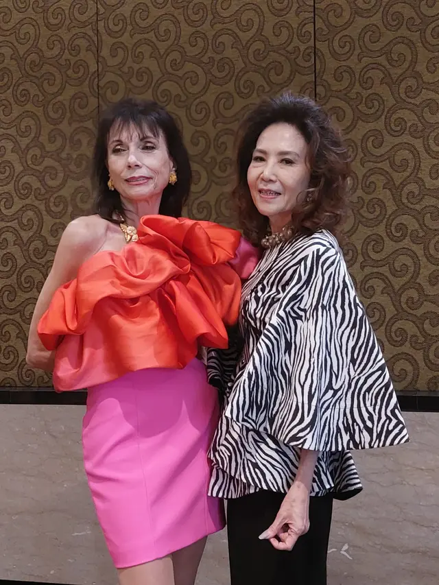 Beauty enthusiast Xanya Sofra tampil dengan gaun pendek pink dengan aksen kerut mengembang di bagian dada. (Foto: Dok Lavalen)