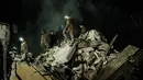 <p>Tim penyelamat memindahkan puing-puing untuk mencari korban selamat di gedung apartemen yang hancur terkena roket pada malam hari di pusat kota Kramatorsk, Ukraina timur, pada Rabu (1/2/2023). Seperti dilansir AFP, serangan rudal Rusia itu dilaporkan terjadi pada Rabu malam, sekitar pukul 21.45 waktu setempat. (Yasuyoshi CHIBA / AFP)</p>