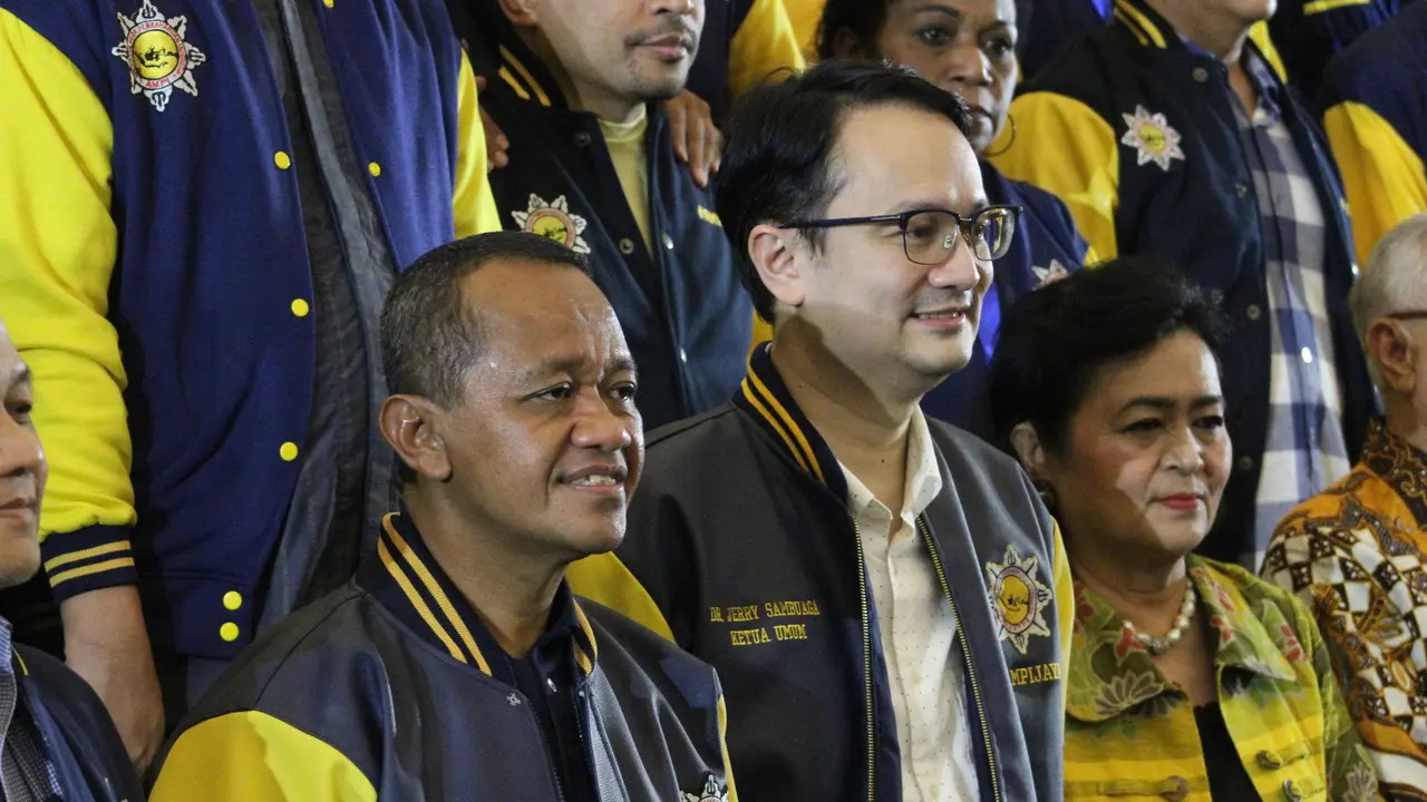 Ketua Umum DPP Partai Golkar dan sekaligus Ketua Dewan Pembina DPP AMPI Bahlil Lahadalia bersama dengan Ketua Umum AMPI Jerry Sambuaga.