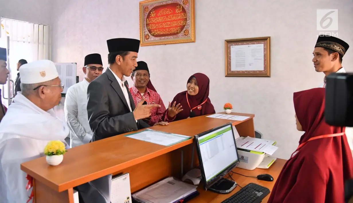 Presiden Joko Widodo atau Jokowi meresmikan Bank Wakaf Mikro di Serang, Banten, Rabu (14/3). Bank Wakaf Mikro merupakan Lembaga Keuangan Mikro Syariah (LKMS) yang didirikan atas izin dari Otoritas Jasa Keuangan (OJK). (Liputan6.com/Pool/Biro Setpres)