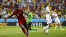 Kapten Timnas Ghana, Asamoah Gyan (kiri) berhasil merobek jala gawang Jerman yang dikawal Manuel Neuer di laga penyisihan Piala Dunia 2014 Grup G di Stadion Castelao, Fortaleza, Brasil, (22/6/2014). (REUTERS/Marcelo Del Pozo)