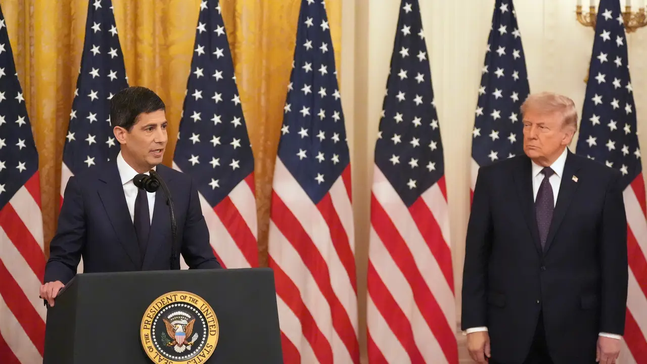 Presiden Donald Trump mendengarkan saat Ketua Federal Reserve Kevin Warsh berbicara selama upacara pengambilan sumpah Warsh di Ruang Timur Gedung Putih, Jumat, 22 Mei 2026, di Washington. (AP Photo/Alex Brandon)