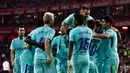 Pemain Barcelona, Paulinho Bezerra dan rekan setimnya merayakan gol ke gawang Athletic Bilbao pada pekan ke-10 Liga Spanyol di San Mames, Minggu (29/10) dini hari. Satu gol dari Lionel Messi dan Paulinho membawa Blaugrana menang 2-0 (AP/Alvaro Barrientos)