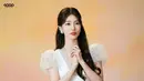 Penampilan Suzy disempurnakan dengan gaun putih beraksen puff sleeve yang memberikan kesan dreamy dan anggun.Detail lace dan potongan leher berbentuk V semakin mempertegas kesan elegan. Aksesori minimalis berupa anting bunga dan kalung berkilauan menjadi pelengkap sempurna untuk penampilannya. [@skuukzky/@management_soop].