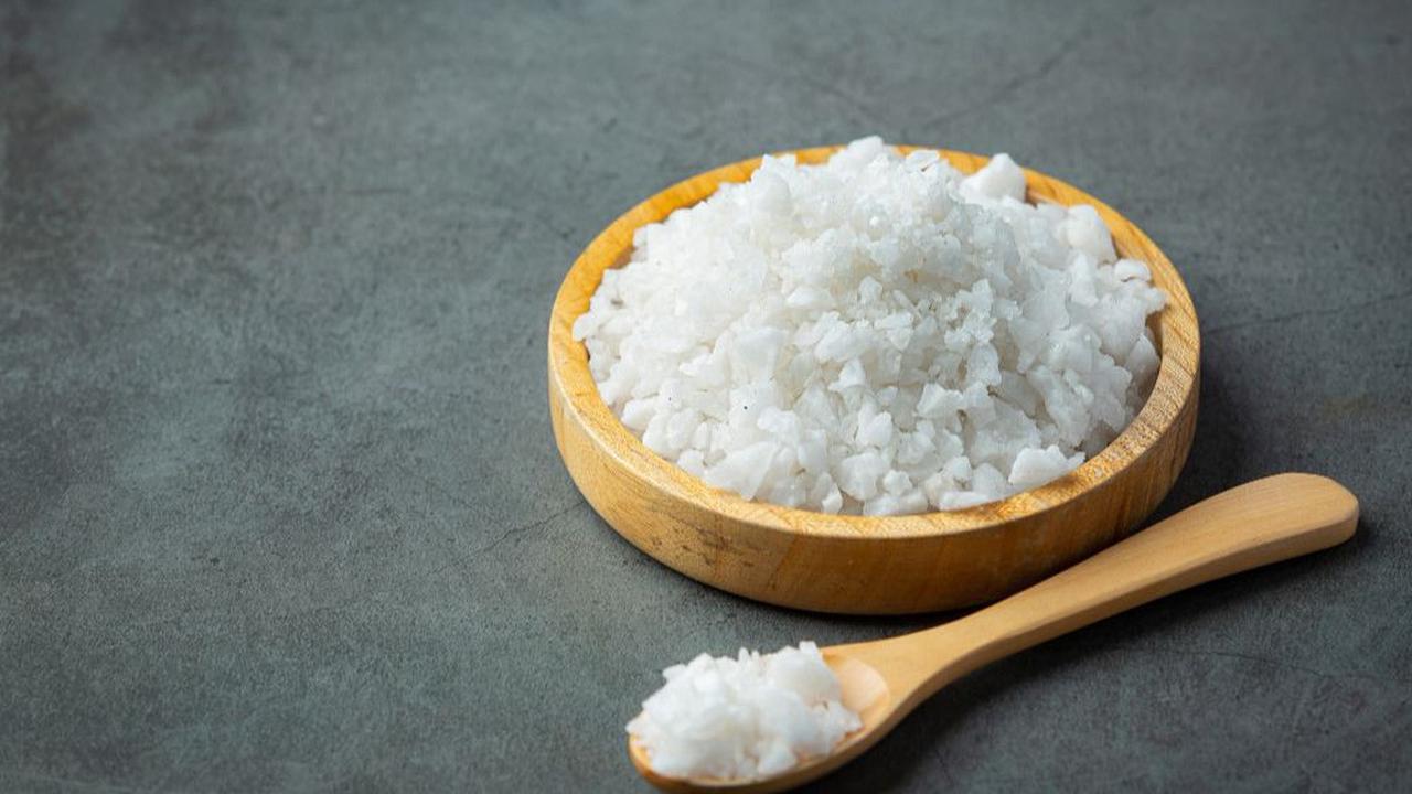 <b>Taburkan Garam dan Baking Soda</b>