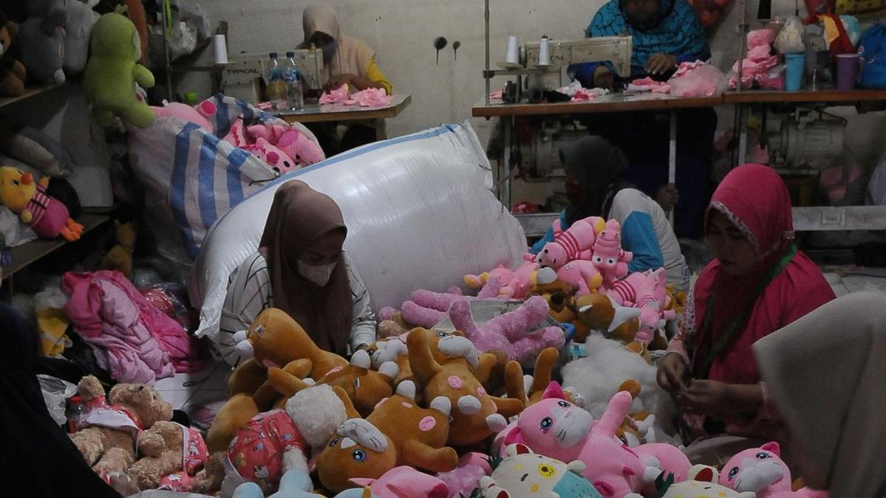 FOTO: Geliat Perajin Boneka di Bekasi Mampu Produksi Ratusan Boneka Setiap Hari dengan Harga Jutaan Rupiah