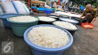 Selama bulan Ramadan, Pasar Kramat Jati kebanjiran stok kolang-kaling untuk memenuhi permintaan pembeli, Jakarta, Senin (13/6/2016). (Liputan6.com/Yoppy Renato)