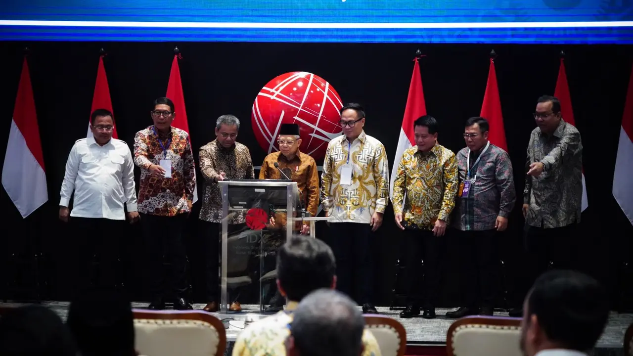 Seremoni penerbitan efek beragun aset syariah berbentuk Surat Partisipasi (EBAS-SP) bernama EBAS-SP-SMF-BRIS01 yang pertama di Indonesia, Senin (19/6/2023).  (Foto: BEI)