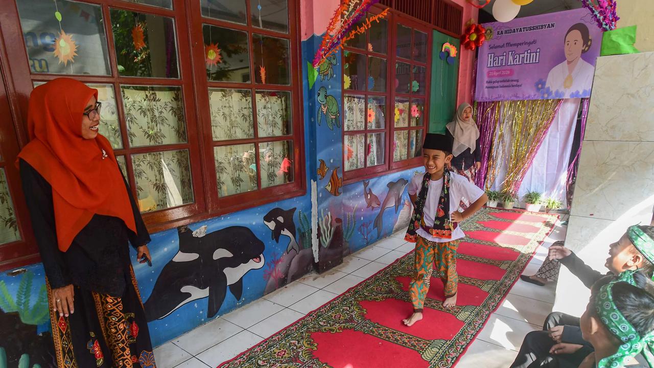 FOTO: Antusias Murid TK Tampil dalam Pergelaran Busana Tradisional Hari Kartini