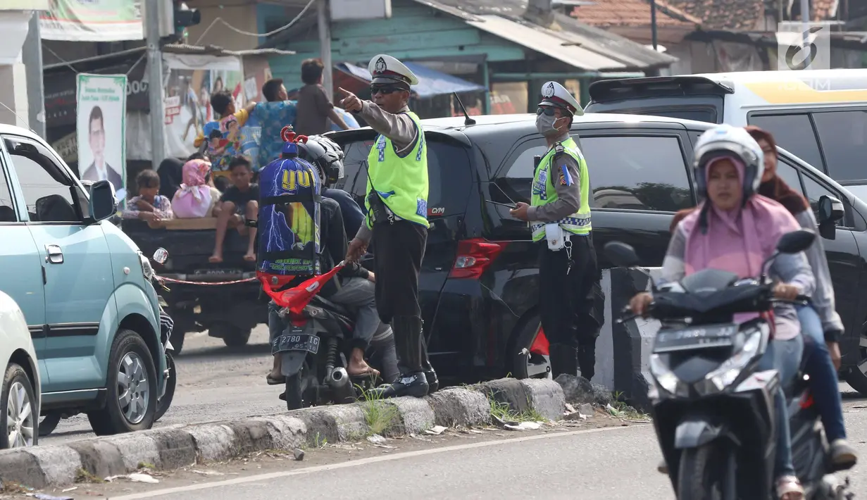 Sejumlah aparat kepolisian Polres Cirebon Pantura saat mengatur lalu lintas di Pos Palimanan Cirebon, Jawa Barat, Jumat (30/6). (Liputan6.com/Helmi Afandi) 