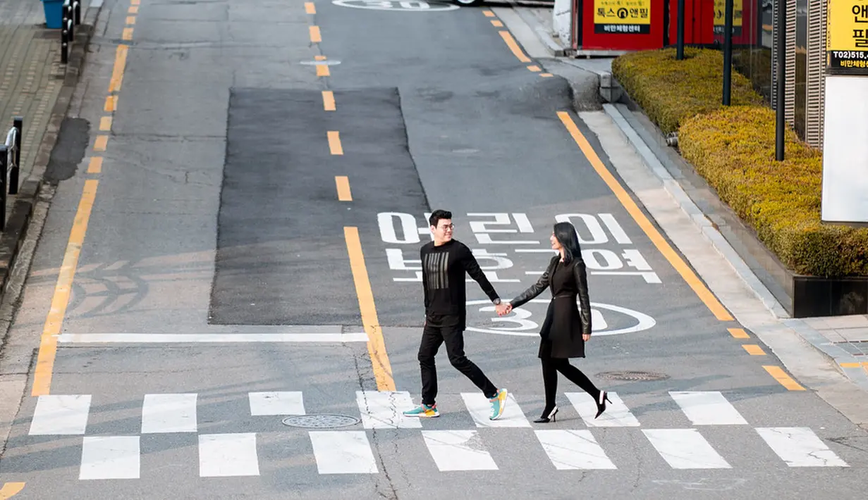 Seperti rame diberitakan beberapa tahun lalu, Asty Ananta resmi menikah dengan Hendra pada 2 Oktober 2016 silam. Tidak banyak tamu yang hadir saat menikah di Pulau Dewata Bali. (Instagram/asty_ananta)