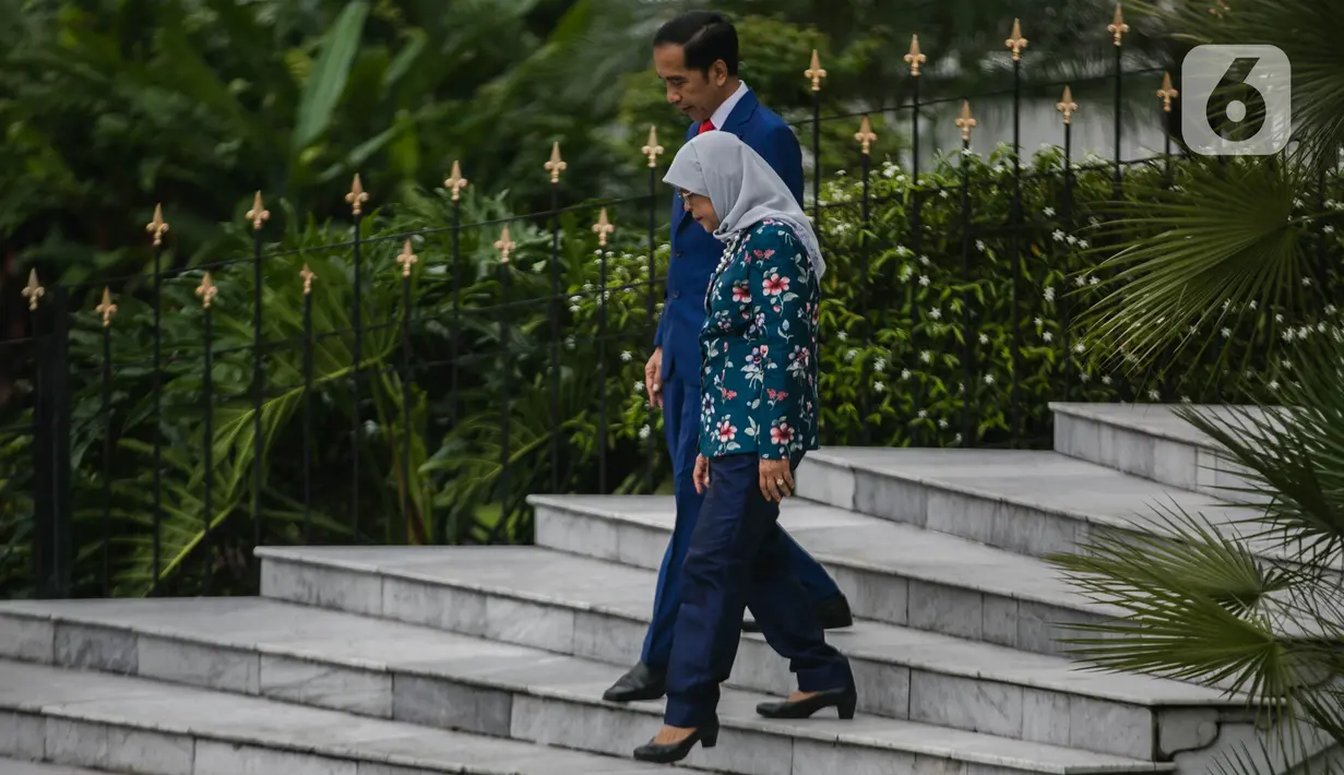 Presiden Joko Widodo (kiri) berjalan bersama Presiden Singapura, Halimah Yacob saat kunjungan kenegaraan di Istana Bogor, Selasa (4/3/2020). Jokowi dan Iriana Widodo menyambut Halimah dan suaminya, Mohamed Abdullah Alhabshee, di pintu utama Istana. (Liputan6.com/Faizal Fanani)