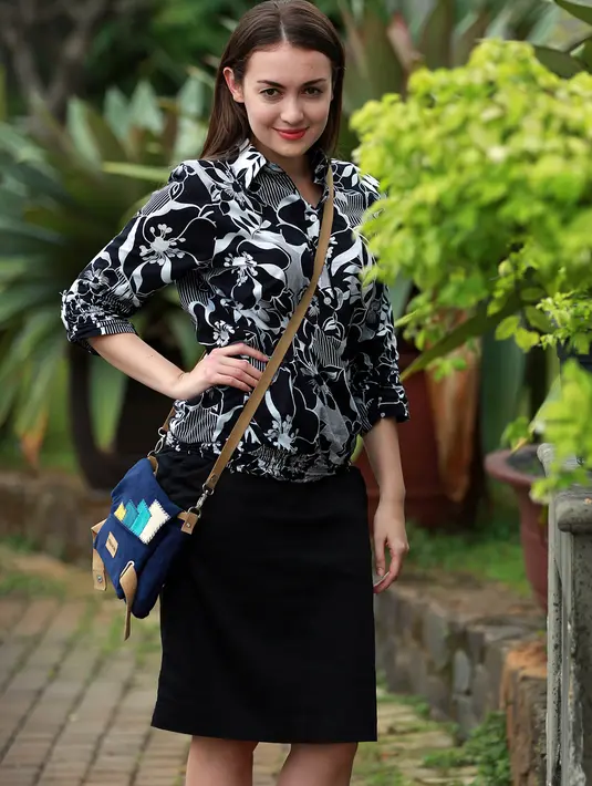 "Kesulitan berarti belum ada. Paling bener-bener mengucapkan adegan sesuai. Dari segi kostum dan rambut harus dicatok setiap hari, kan supaya mirip. Lokasi juga harus sama," jelas Rianti Cartwright. (Deki Prayoga/Bintang.com)