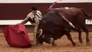 Matador asal Spanyol Alejandro Talavante berusaha menaklukan banteng Pedraza de Yeltes selama Festival Dax di Dax Arena, barat daya Prancis (12/8). (AFP Photo/Iroz Gaizka)