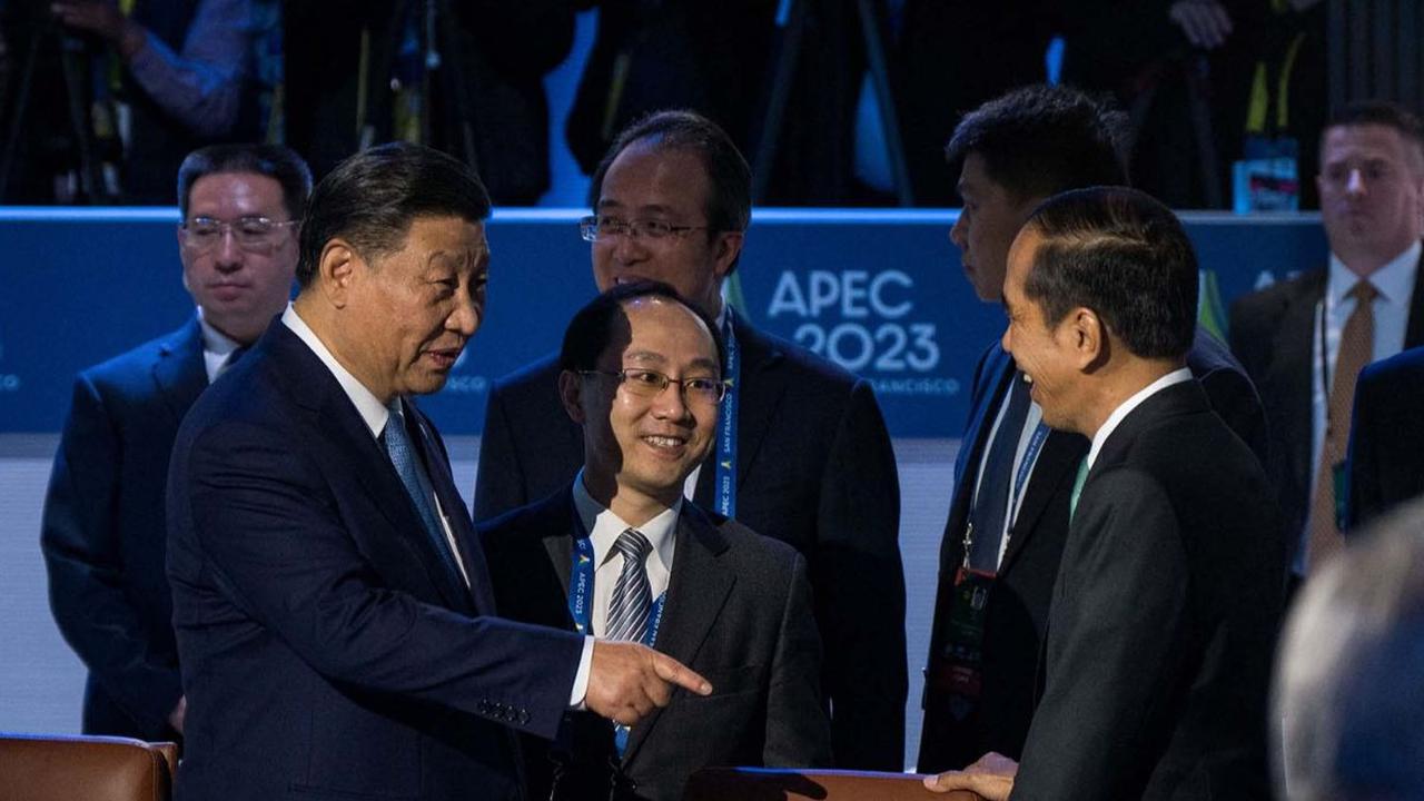 Presiden Joko Widodo atau Jokowi terlihat berbincang akrab dengan Presiden China Xi Jinping. Momen itu terjadi ketika keduanya menghadiri APEC Economic Leaders Retreat di San Fransisco, California, Amerika Serikat, pada Jumat (17/11/2023).