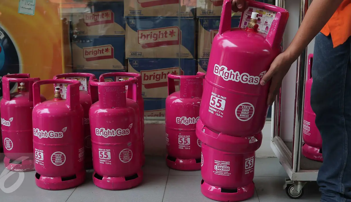 Petugas Bright Store menata tabung - tabung gas elpiji berwarna pink ukuran 5,5kg di SPBU Pertamina Abdul Muis, Jakarta,Senin (19/10/2015). Pertamina meluncurkan Bright Gas varian baru pekan ini dengan kisaran harga Rp70 ribu.(Liputan6.com/Angga Yuniar)